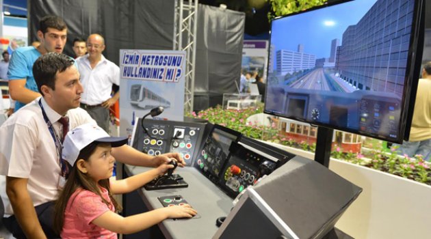 Çocuklar İçin Metro Sürücülerini Bekliyor