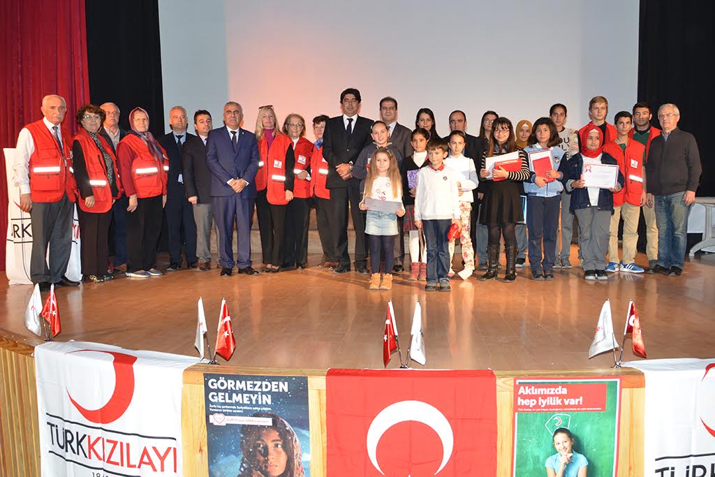 GENÇ KIZILAYCILAR FOÇA’DA ÖDÜLLENDİRİLDİ
