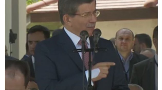 Davutoğlu çok tokalaştığı için eli incindi