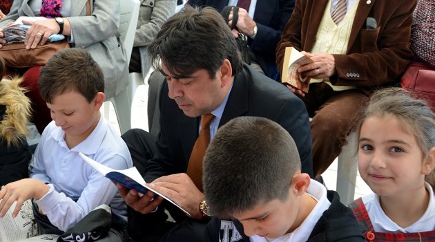 Demirağ, minik öğrencilerle birlikte kitap okudu
