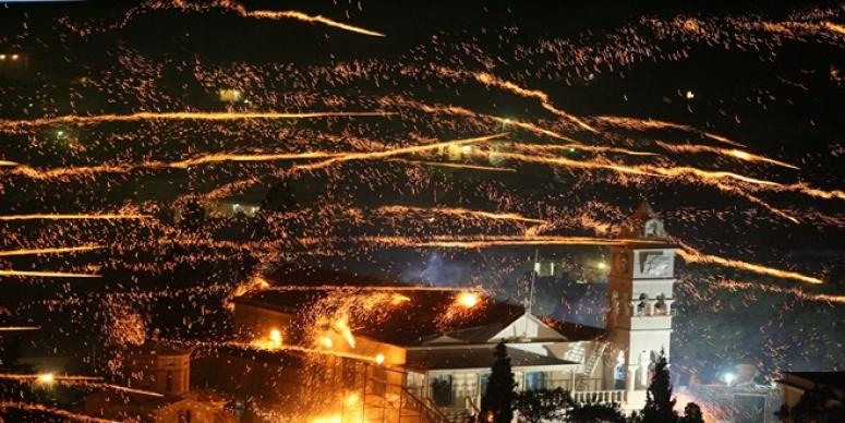 ROKETLER GÖKYÜZÜNÜ AYDINLATTI!