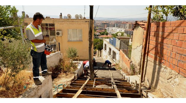 Dik yokuşlu sokaklara merdivenli çözüm