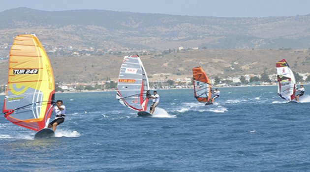 Dikili’de Kıran Kırana Windsurf Yarışları