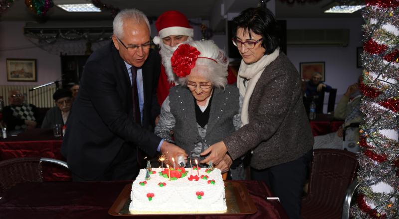 BAŞKAN SELVİTOPU, YILBAŞINDA YAŞLILARI VE ÇOCUKLARI UNUTMADI