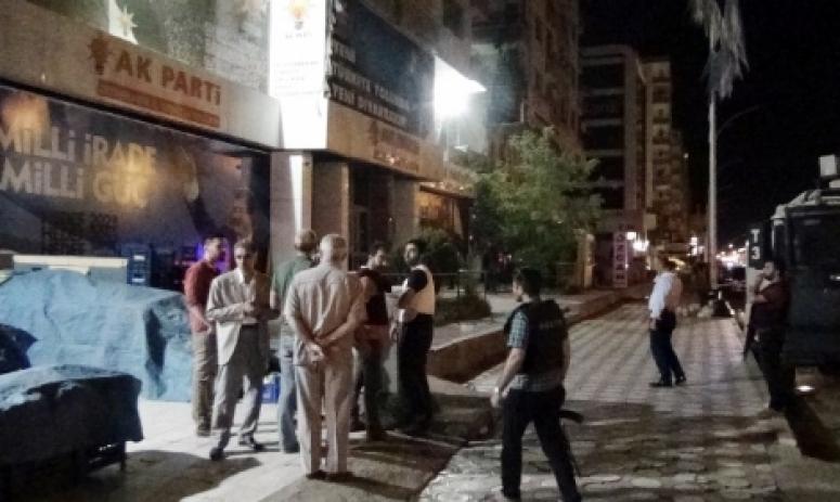 DİYARBAKIR'DA AK PARTİ'YE BOMBALI SALDIRI: 1 POLİS YARALI!