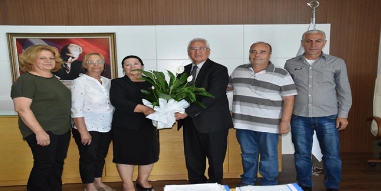 ŞEHİT VE GAZİ YAKINLARINDAN BAŞKAN SELVİTOPU’NA TEŞEKKÜR ÇİÇEĞİ
