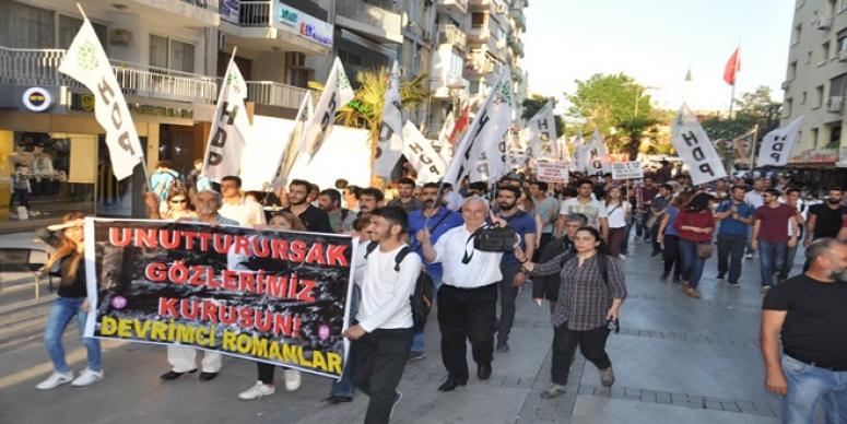 301 MADENCİ İZMİR’DE KARANFİLLERLE ANILDI