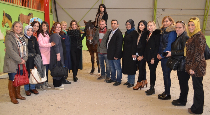 AK KADINLAR’DAN YUVADAKİ ÇOCUKLARA KARNE HEDİYESİ