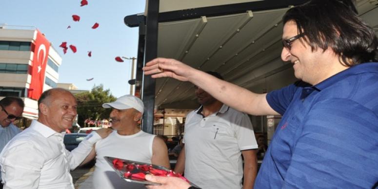YOLLARINA GÜL DÖKTÜLER