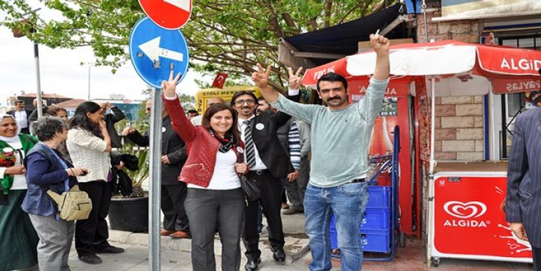 İZMİR HDP MİLLETVEKİLİ ADAYLARI ÇİĞLİ ESNAFINI ZİYARET ETTİ