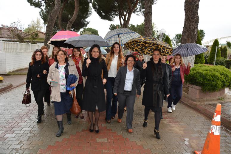 İZMİR'Lİ AK KADINLAR YAĞMUR ÇAMUR DEMEDİLER