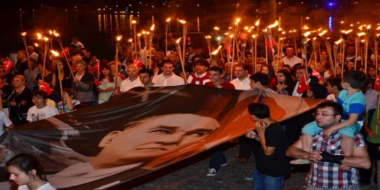 19 MAYIS ATATÜRK’Ü ANMA GENÇLİK VE SPOR BAYRAMIMUHTEŞEM ŞÖLENLE KUTLANDI!