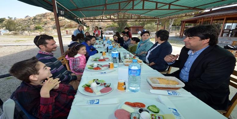 BAŞKAN DEMİRAĞ, ENGELLİ VATANDAŞLARLA KAHVALTIDA BULUŞTU