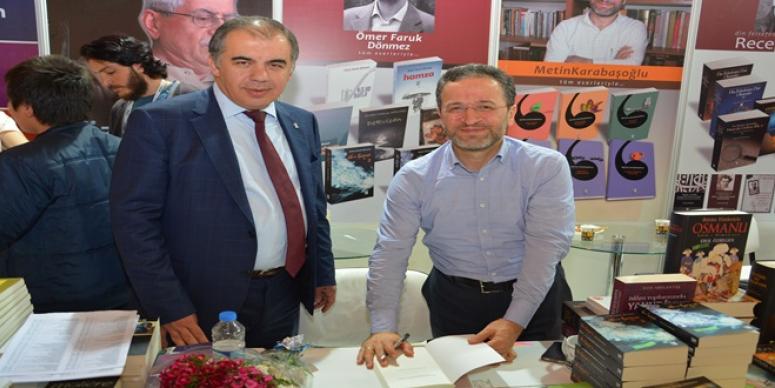 İZMİR’DE KİTABA GÖSTERİLEN İLGİ MUTLULUK VERİCİ