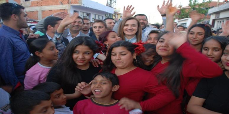 BAŞBAKAN DAVUTOĞLU İZMİR’DE  2000 ROMAN VATANDAŞA İSTİHDAM SAĞLANMASI TALİMATINI VERDİ