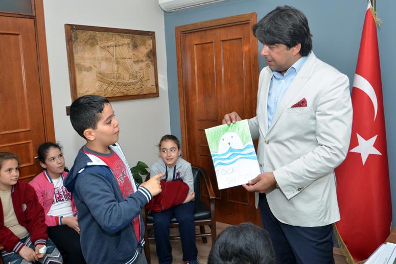 İLKÖĞRETİM OKULU ÖĞRENCİLERİNDEN, BAŞKAN DEMİRAĞ’A YAKIN İLGİ