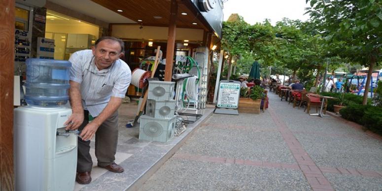 YOLDA GEÇENLERE BEDAVA SU DAĞITTIYORLAR
