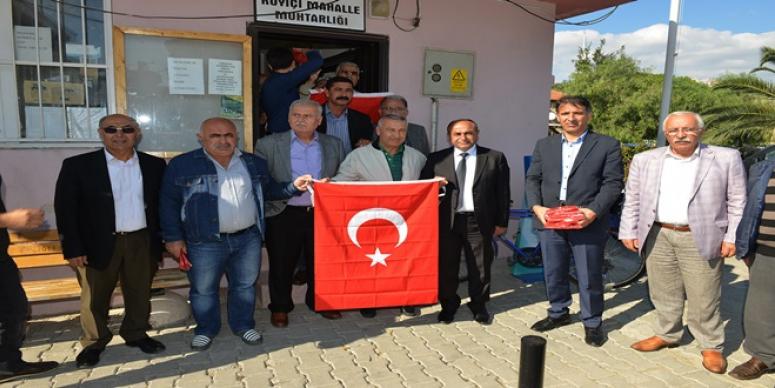 BAŞKAN HASAN ARSLAN BAYRAK DAĞITTI