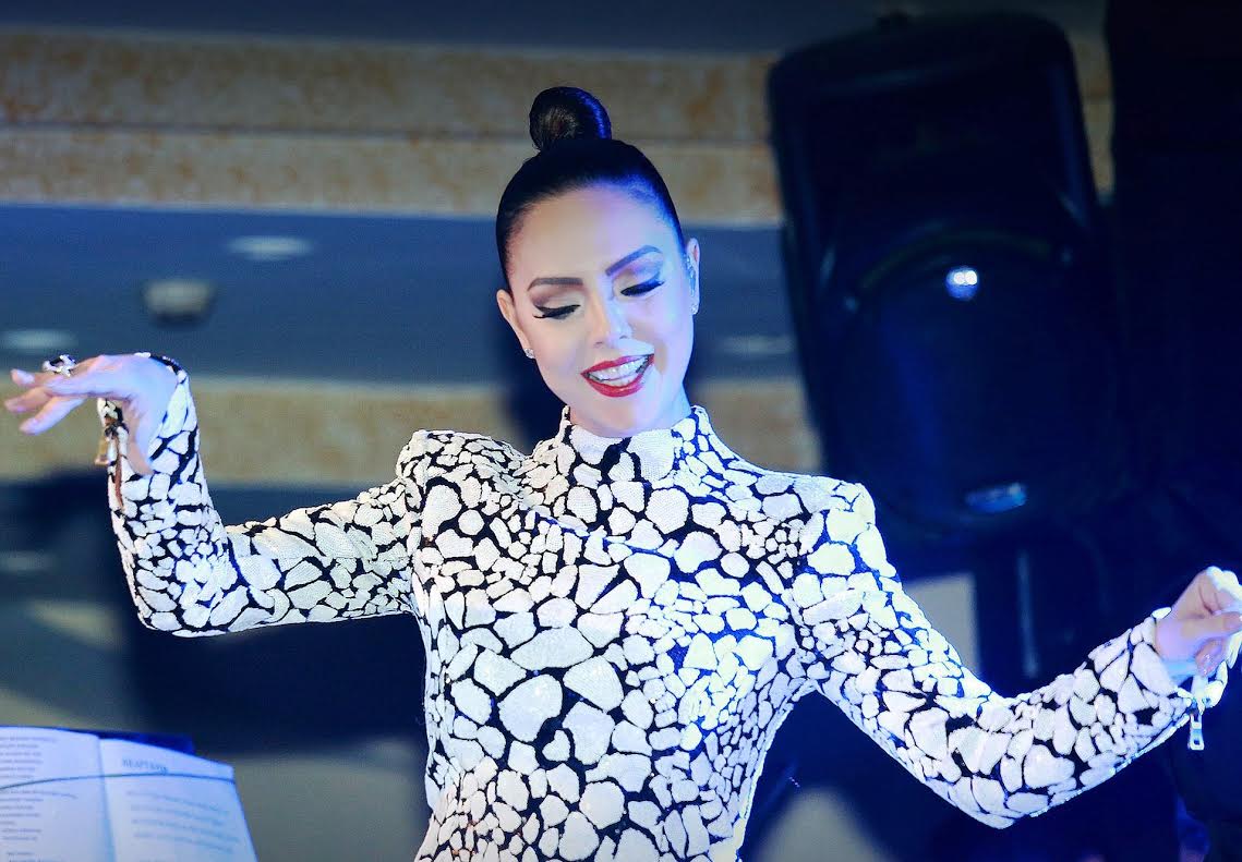 Ebru Gündeş’ten aşk şarkıları