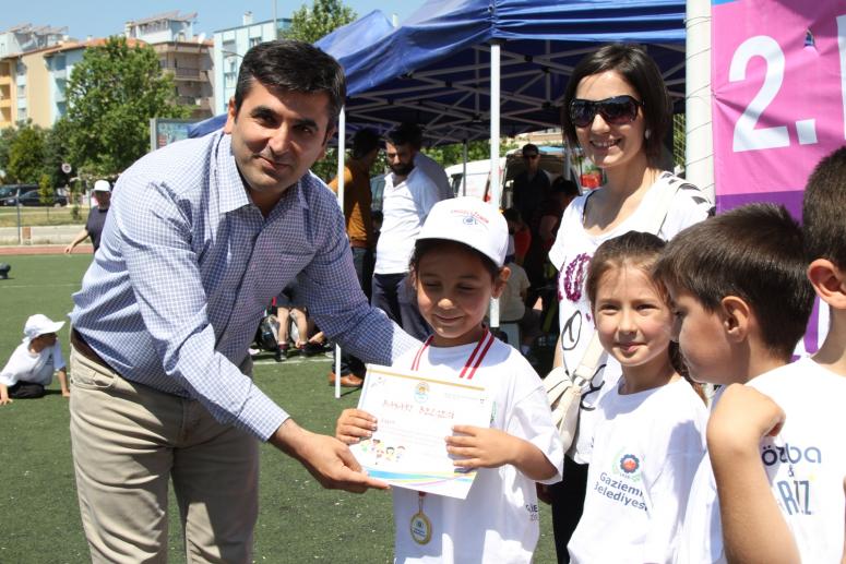 MİNİKLERİN RENKLİ YARIŞI