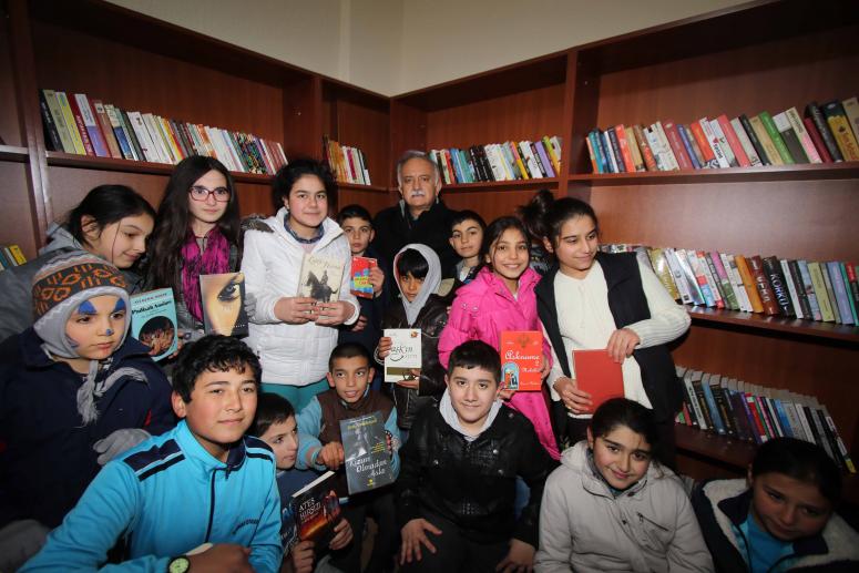 BAYRAKLI'DA KÜTÜPHANELERE ZİYARETÇİ AKINI