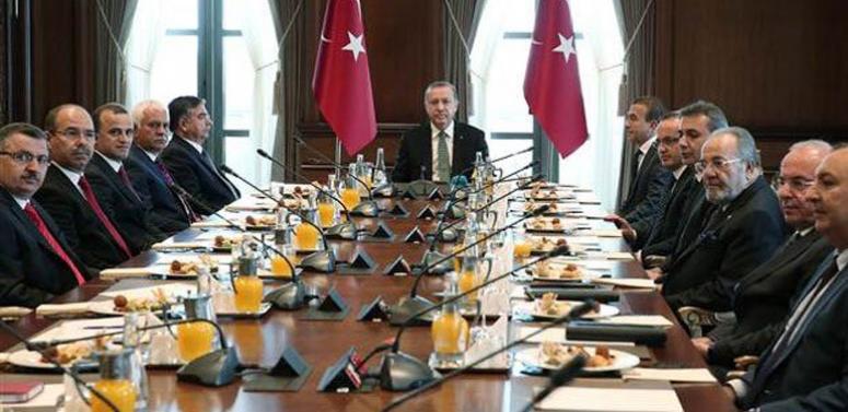 SARAY’DA BÜYÜK GERGİNLİK!