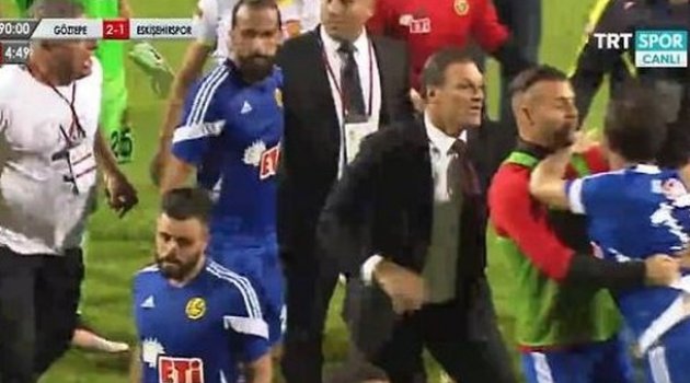 Eskişehirspor Teknik Direktörü Alpay Özalan, Takımını Sahadan Çekti