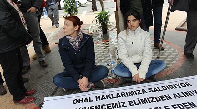 Eylemci Öğretmenin Oturduğu Yeri Islattı!