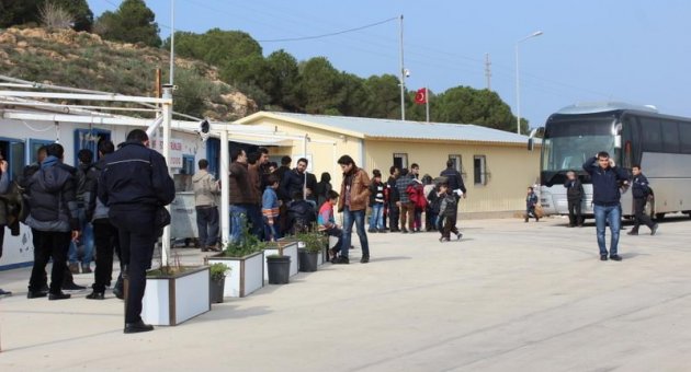 FOÇA’DA 111 MÜLTECİ VE 4 ORGANİZATÖR...