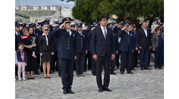 FOÇA İLÇE EMNİYET MÜDÜRLÜĞÜ, ATATÜRK ANITI’NA ÇELENK SUNDU