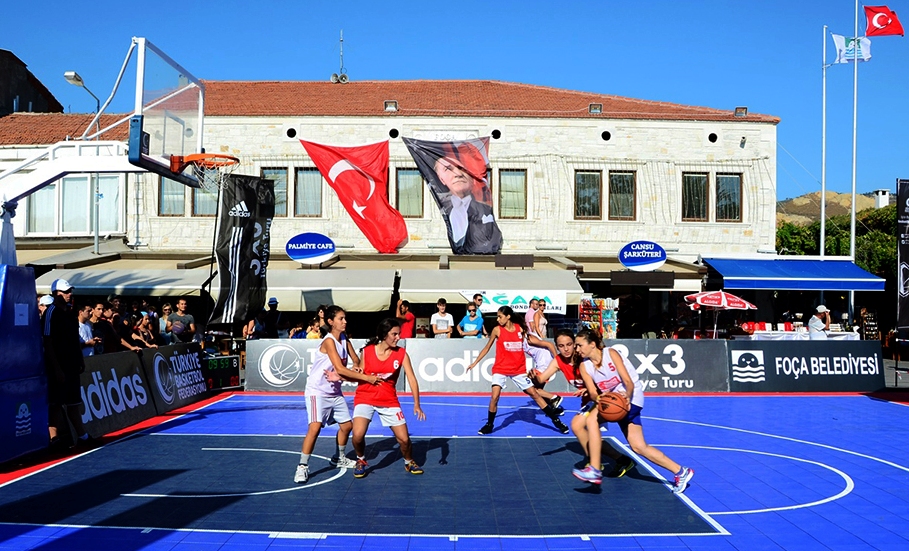 BASKETBOLUN KALBİ FOÇA DEMOKRASİ MEYDANI’NDA ATACAK