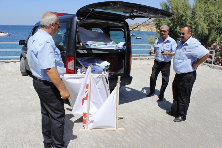 FOÇA ZABITA EKİPLERİ YASAK AFİŞLERİ TOPLAMAYA DEVAM EDİYOR