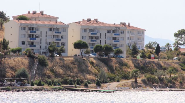 Foça'da askeri lojmanlara arama yapılıyor!