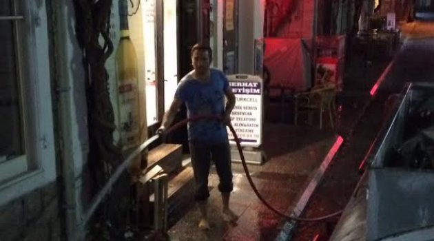 Foça'da Bayram Öncesi Cadde ve Sokaklar Yıkandı