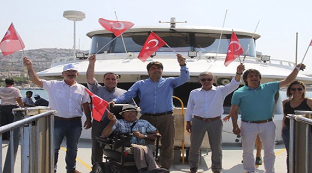 Foça'dan Demokrasi Mitingi İçin 600 Kişi Gemi İle Gitti