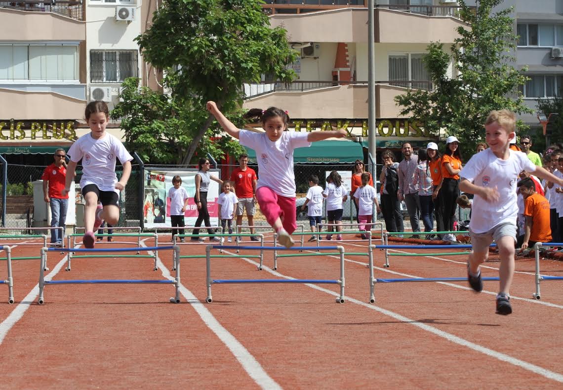 Gaziemir'de Miniklerin Eğlenceli Yarışı