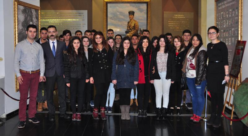 GENÇ BEYİNLER ATALARINI ANDI