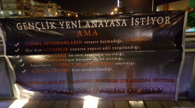 Gençlerden 'yeni Anayasa'ya pankartlı cevap