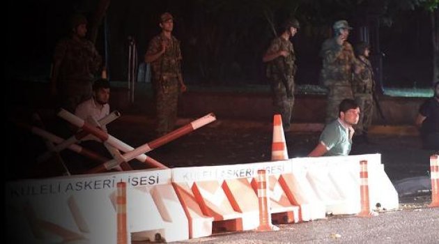 Genelkurmay önünde askerle polis çatıştı... Boğaziçi'nde yürüyen gruba ateş açıldı