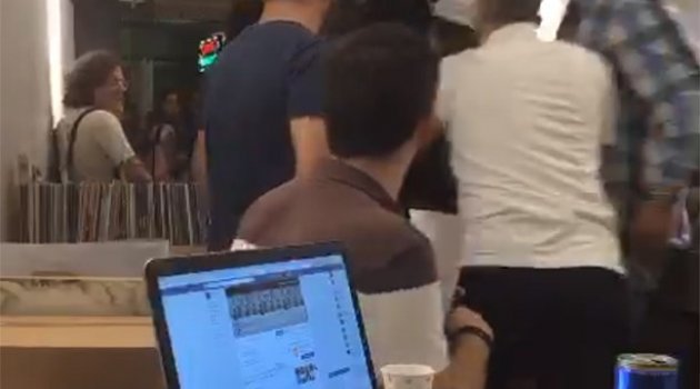 Gericiler Firuzağa'da Sopalarla Kafe Bastı