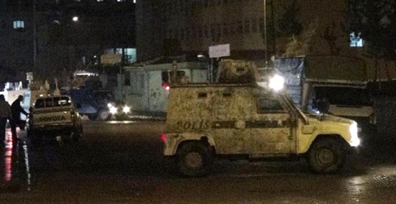 ŞEMDİNLİ'DE POLİSE ROKETATARLI SALDIRI: 2 YARALI