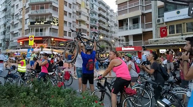 Haklarını Savunan Bisikletliler İzmir'de Trafiğe Çıkacak