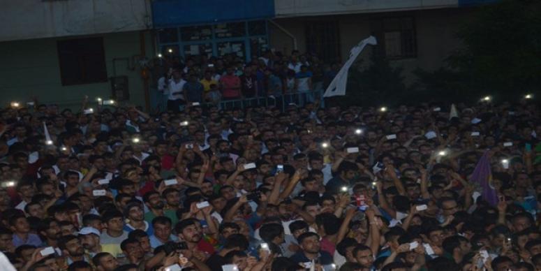 TÜRKİYE'DE HALK HDP'NİN BARAJI AŞMASINI KUTLADI