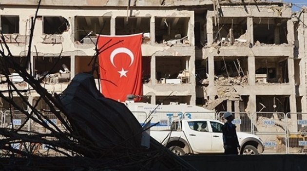 HDP: IŞİD'in Bombalı Minibüsü Taksiyle Çarpışmasa, Yüksekdağ ve Önder'in Tutulduğu Komplekse Ulaşacaktı
