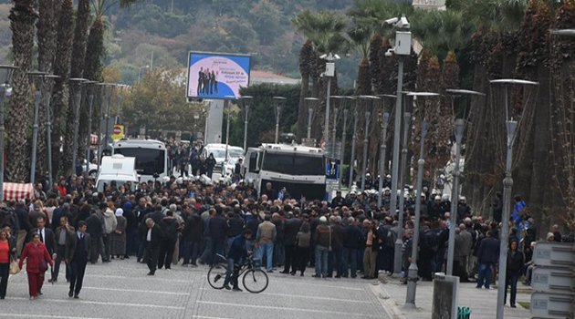 HDP'ye Gözaltı İzmir'de Tepki Çekti