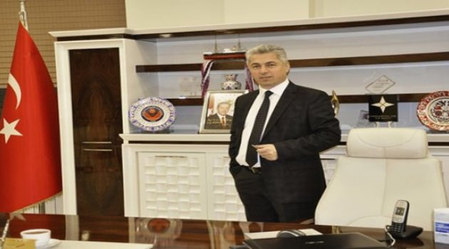 Hem Rektör Hem 8 Fakültenin Dekanı