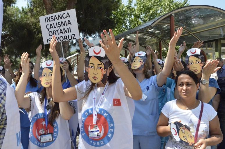 HEMŞİRELER KADRO DUASI'NA ÇIKTI!