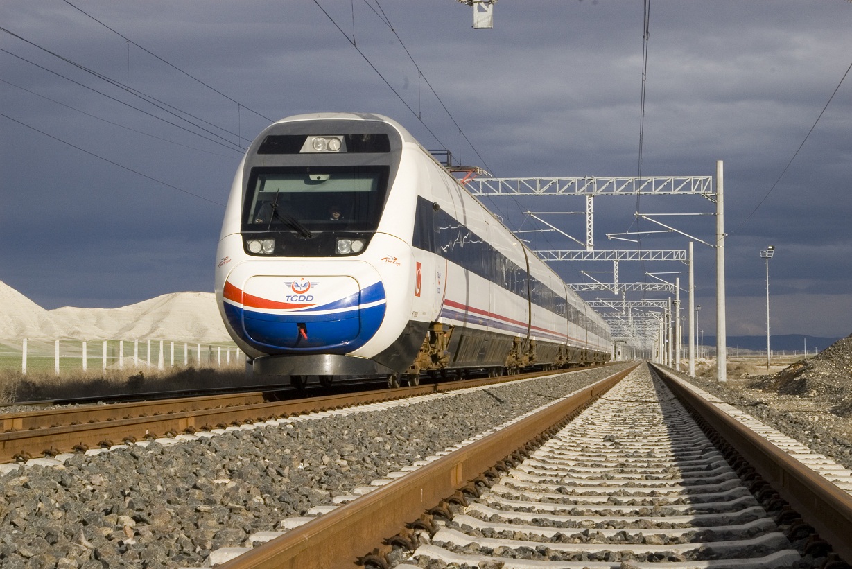 Hızlı tren boru hattına takıldı
