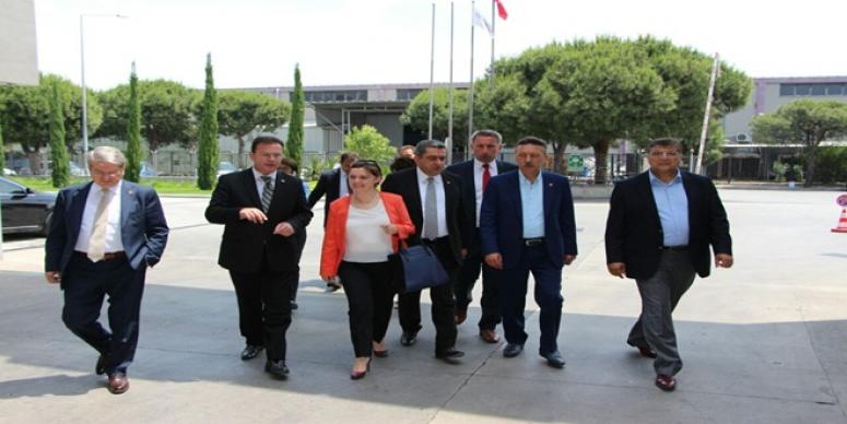 CHP HEM PATRONLARLA, HEM İŞÇİLERLE BULUŞTU