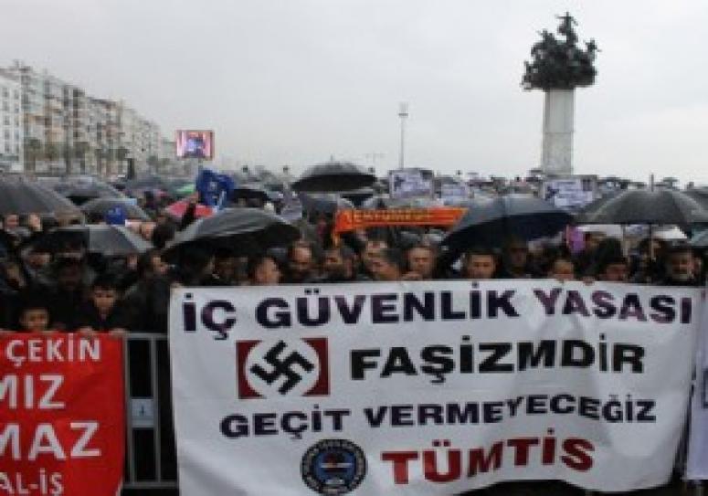 İZMİR İÇ GÜVENLİK YASASI İÇİN SOKAKTAYDI
